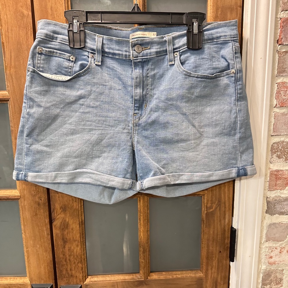 Levi's Mid Length Shorts Women 32 Light Wash‎ Blue Denim Stretch Rolled Cuff